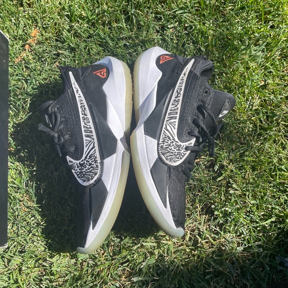 Used Mens size 10.5 Nike Zoom Freak 2 - Picture 3 of 7